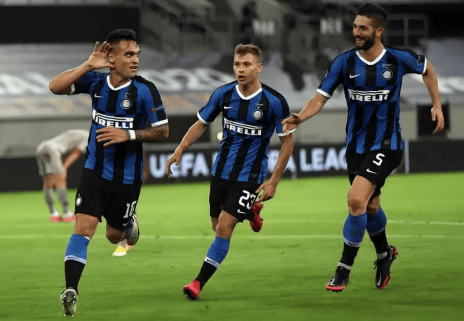 半场： 萨索洛2-1佛罗伦萨，曼德拉戈拉点射，沃尔帕托破门（半场结束，萨索洛2-1领先佛罗伦萨：曼德拉戈拉点球，沃尔帕托建功）