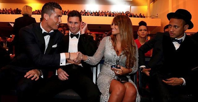 单场打入两粒头球，孔德是欧冠改制以来巴萨球员第一人（孔德单场双头破门，成为欧冠改制后巴萨第一人）